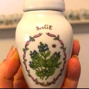 Complete set! 24 Franklin Mint mini urns!